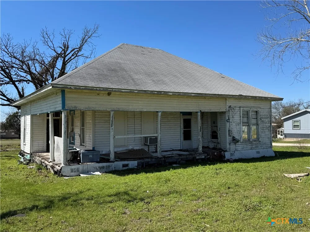 320 5th Street Lott, TX 76656