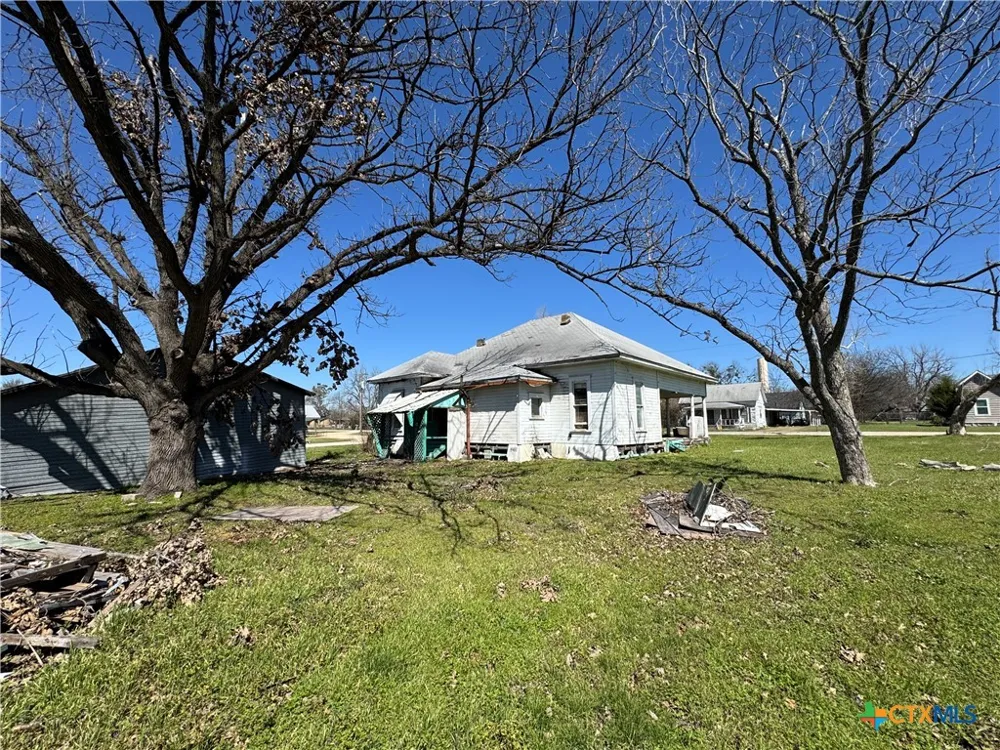 320 5th Street Lott, TX 76656