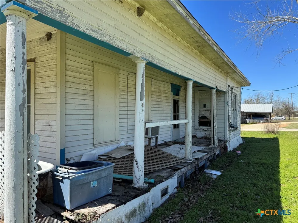 320 5th Street Lott, TX 76656