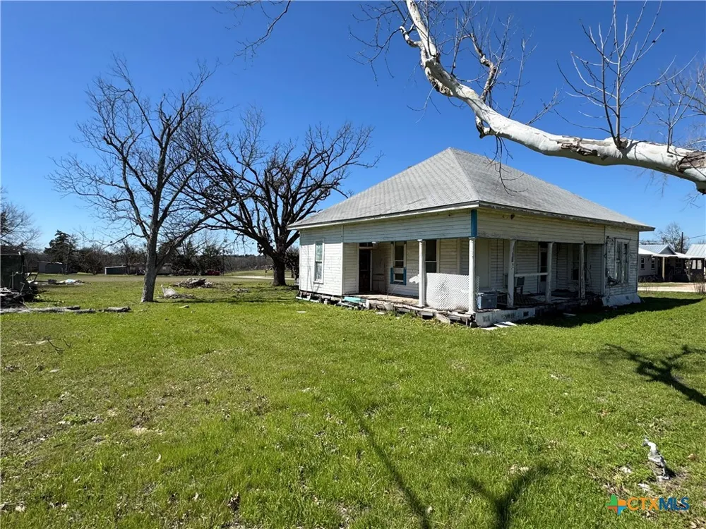 320 5th Street Lott, TX 76656