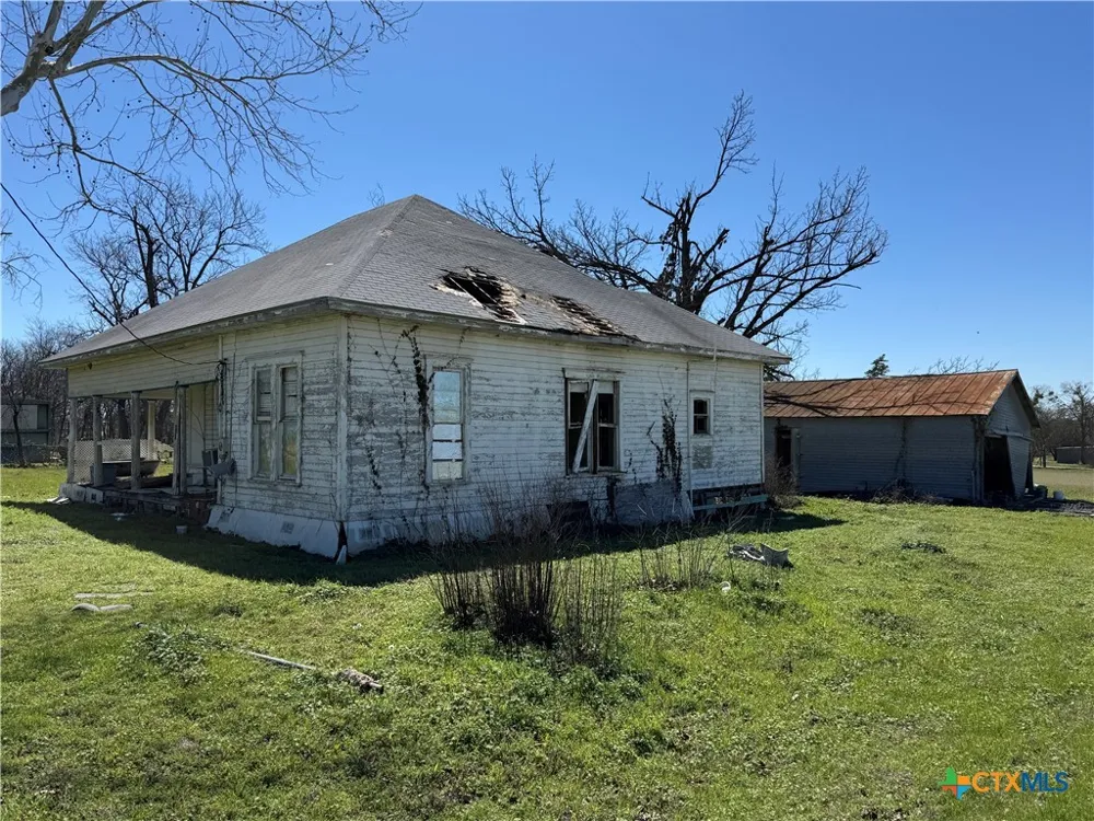 320 5th Street Lott, TX 76656