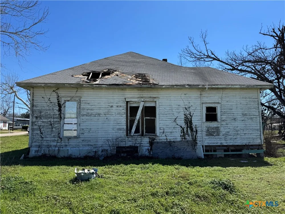 320 5th Street Lott, TX 76656