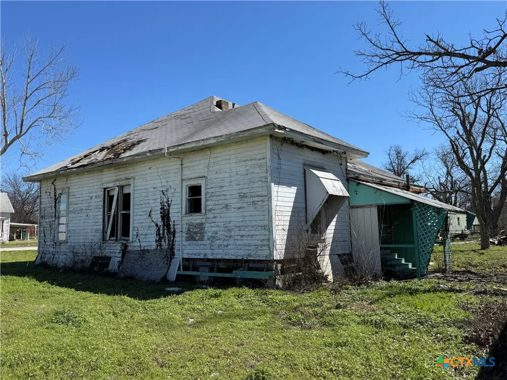 320 5th Street Lott, TX 76656