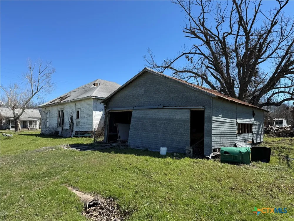 320 5th Street Lott, TX 76656