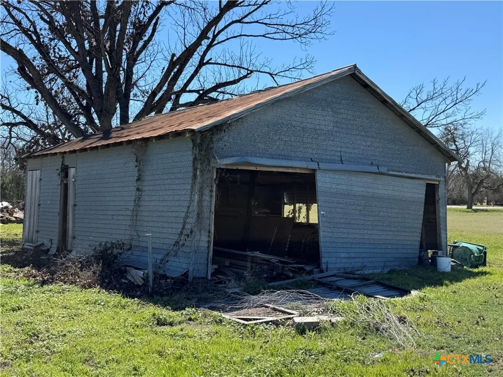 320 5th Street Lott, TX 76656
