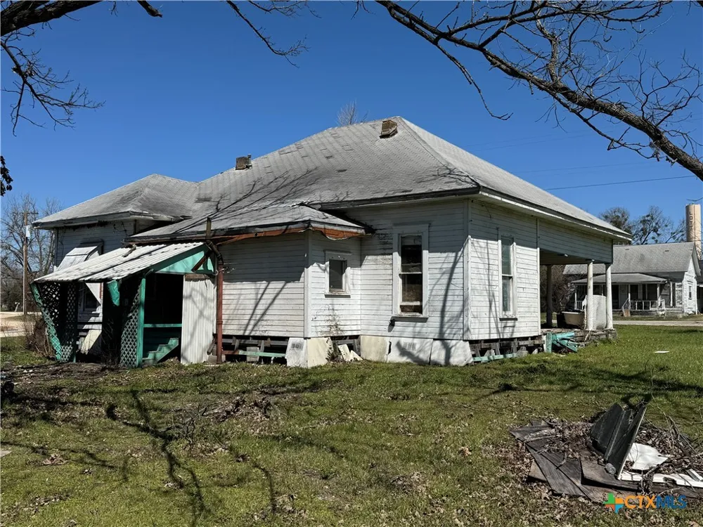 320 5th Street Lott, TX 76656