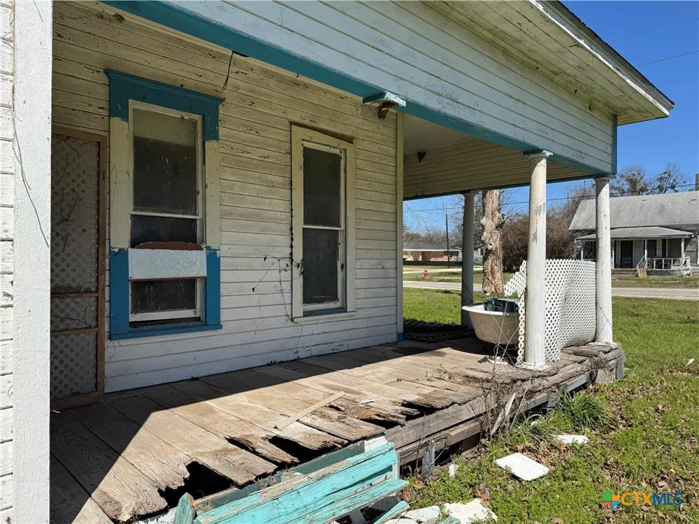 320 5th Street Lott, TX 76656