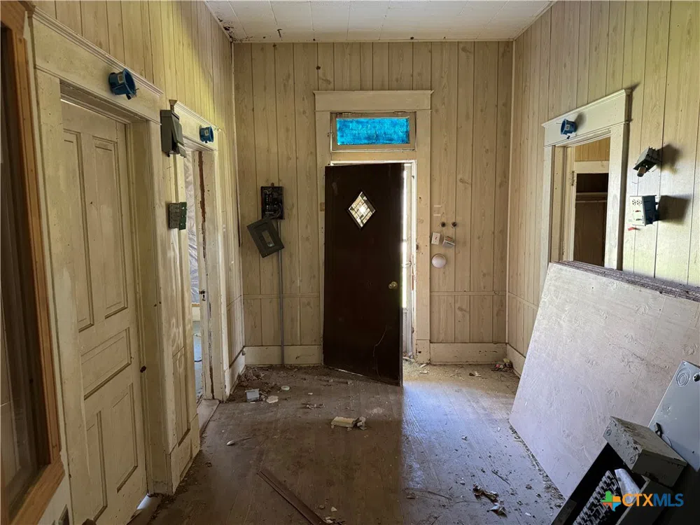 320 5th Street Lott, TX 76656