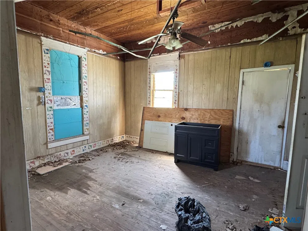 320 5th Street Lott, TX 76656
