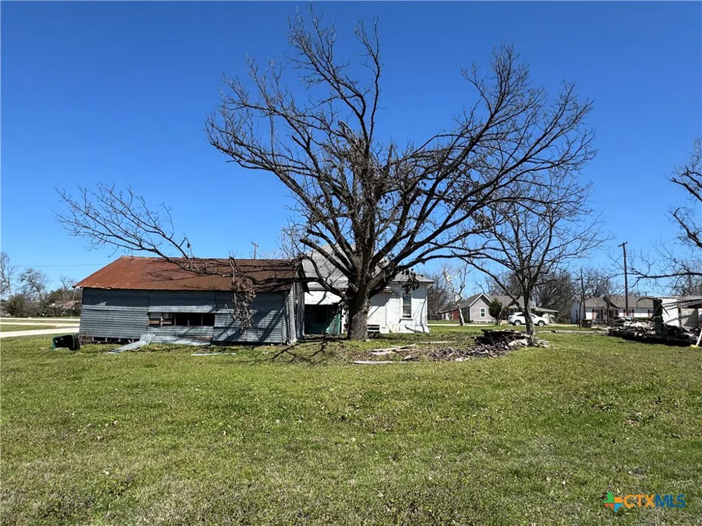 320 5th Street Lott, TX 76656