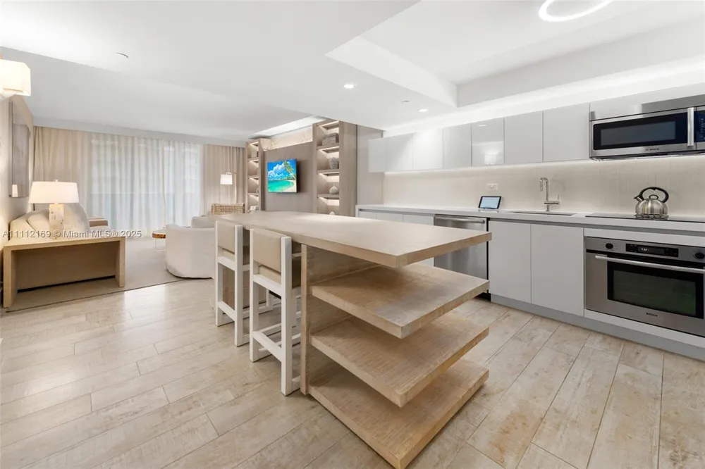 102 24th St #1211 Miami Beach, FL 33139