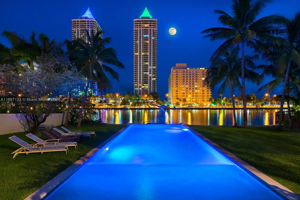 4745 Pine Tree Dr Miami Beach, FL 33140