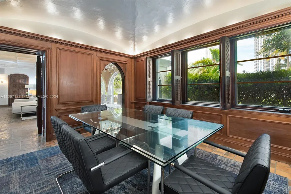 4745 Pine Tree Dr Miami Beach, FL 33140