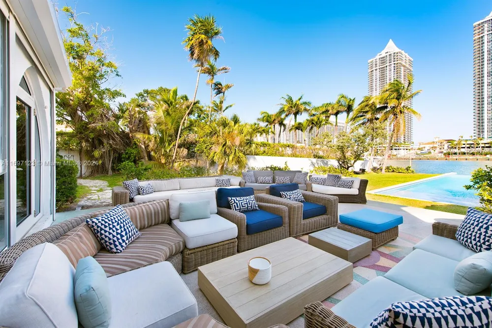 4745 Pine Tree Dr Miami Beach, FL 33140