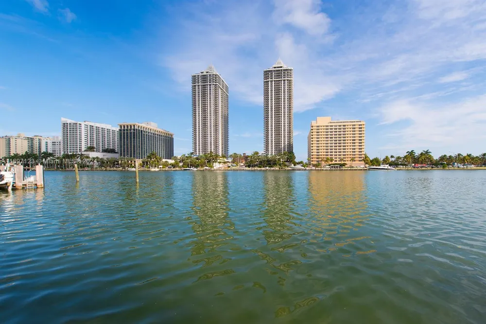 4745 Pine Tree Dr Miami Beach, FL 33140