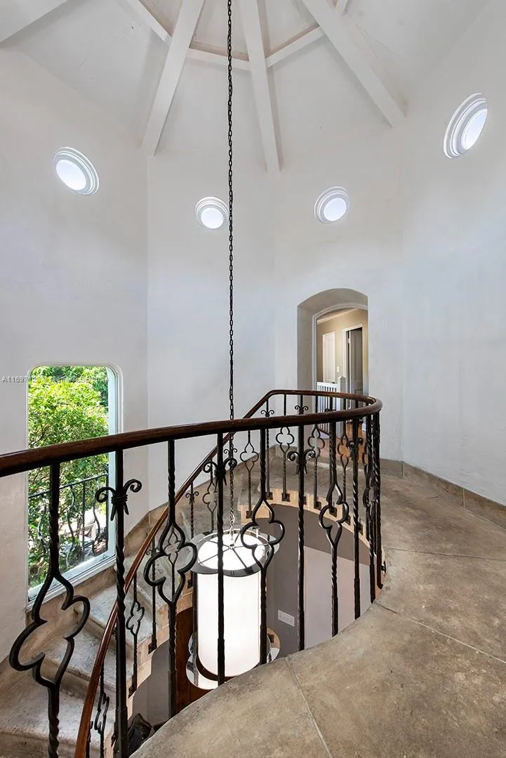 4745 Pine Tree Dr Miami Beach, FL 33140