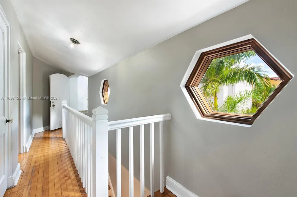 4745 Pine Tree Dr Miami Beach, FL 33140