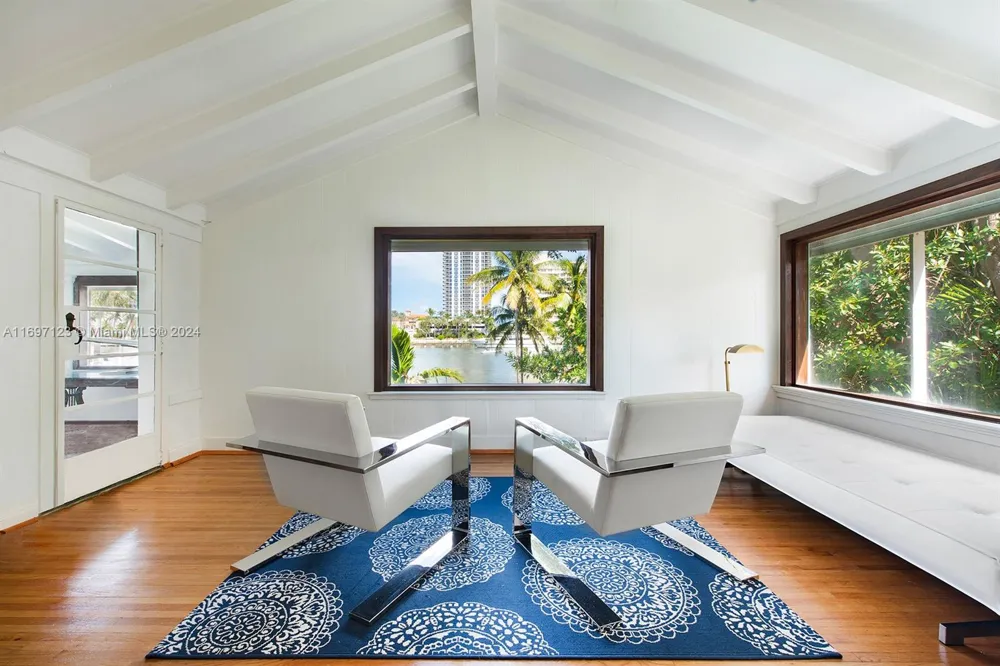 4745 Pine Tree Dr Miami Beach, FL 33140