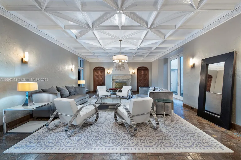 4745 Pine Tree Dr Miami Beach, FL 33140