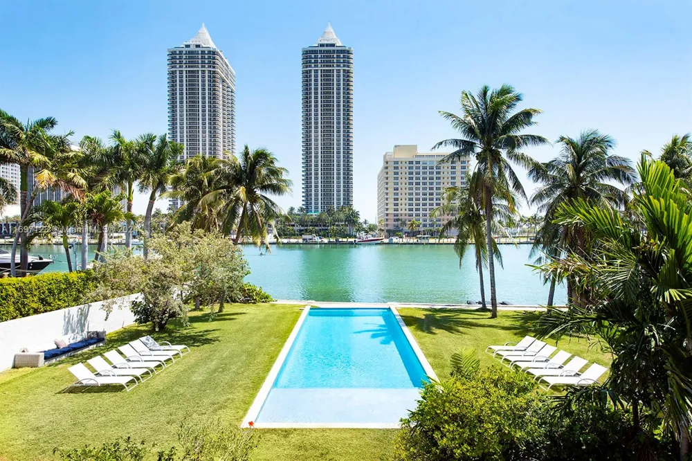 4745 Pine Tree Dr Miami Beach, FL 33140