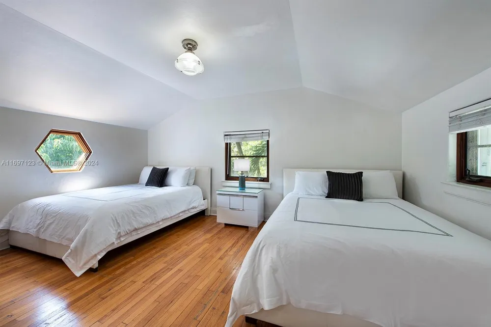 4745 Pine Tree Dr Miami Beach, FL 33140