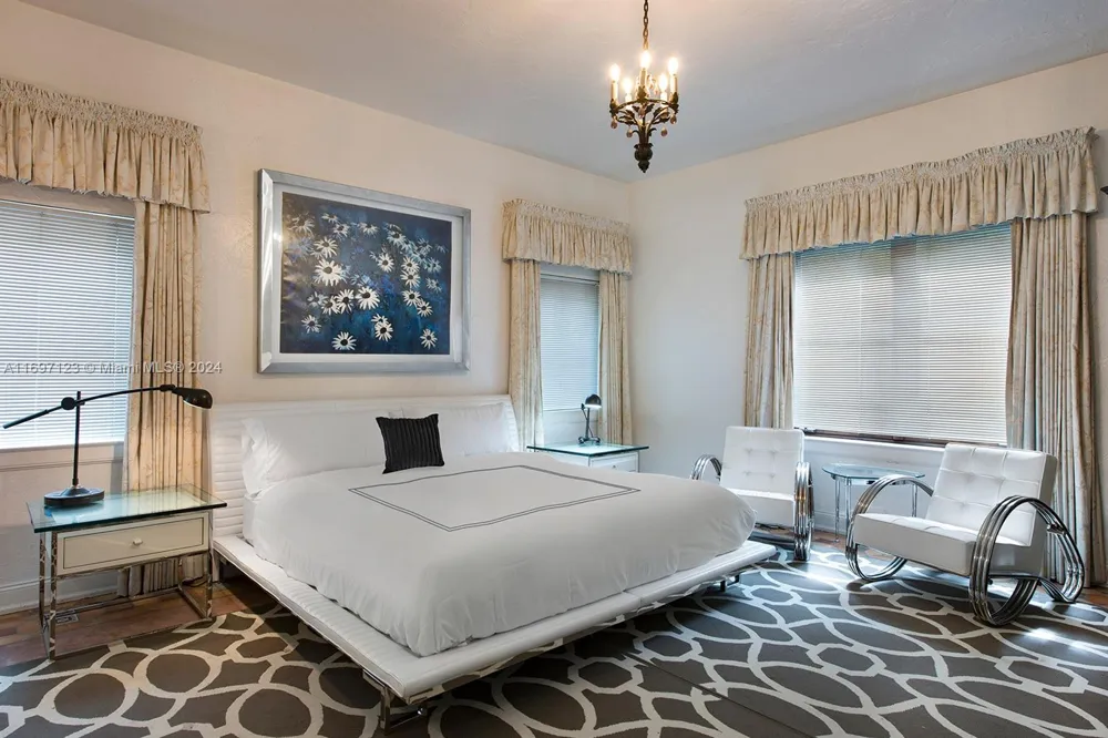 4745 Pine Tree Dr Miami Beach, FL 33140