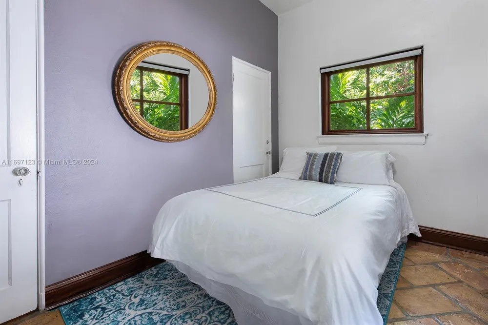 4745 Pine Tree Dr Miami Beach, FL 33140