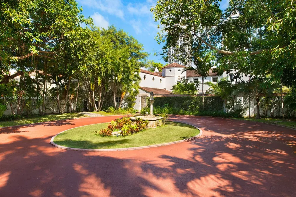 4745 Pine Tree Dr Miami Beach, FL 33140
