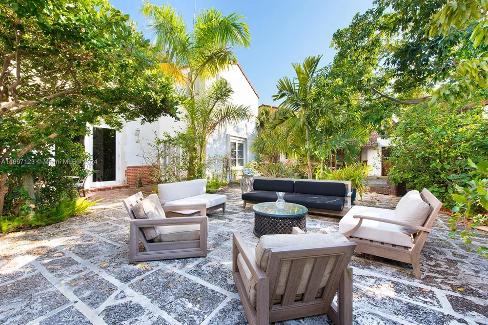 4745 Pine Tree Dr Miami Beach, FL 33140