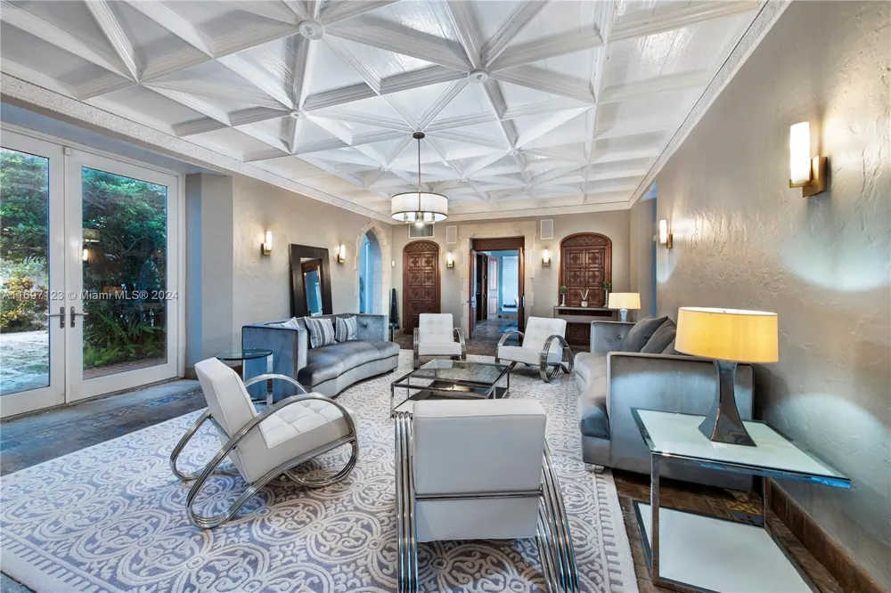 4745 Pine Tree Dr Miami Beach, FL 33140