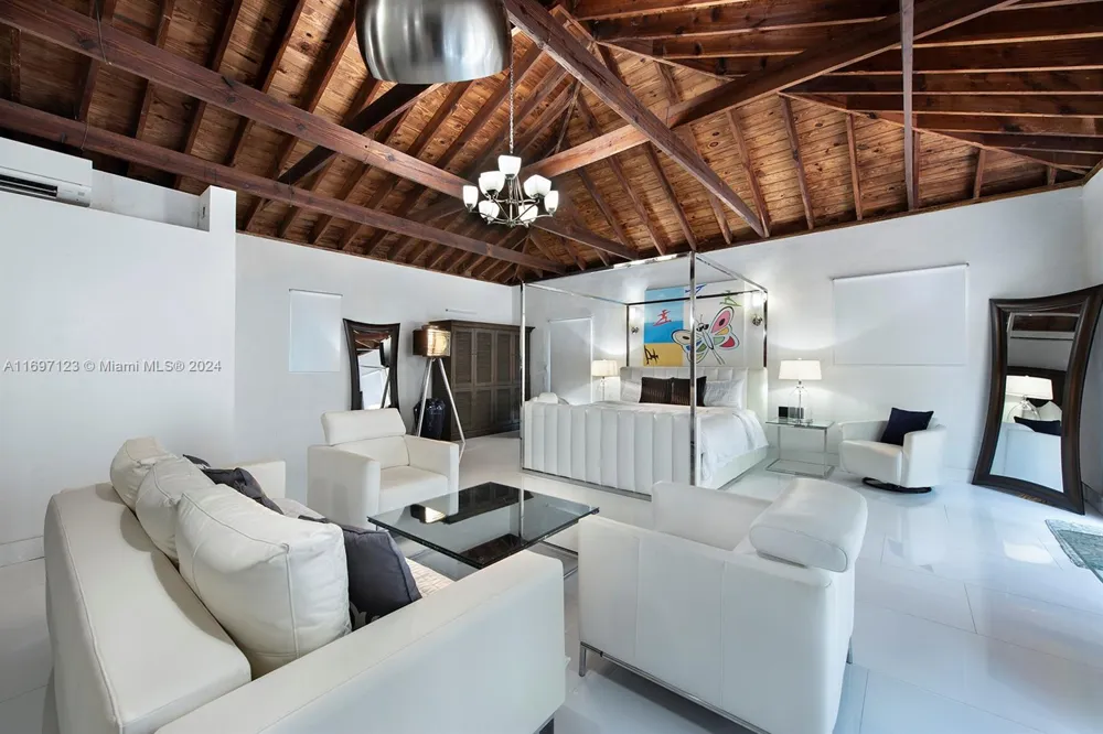 4745 Pine Tree Dr Miami Beach, FL 33140