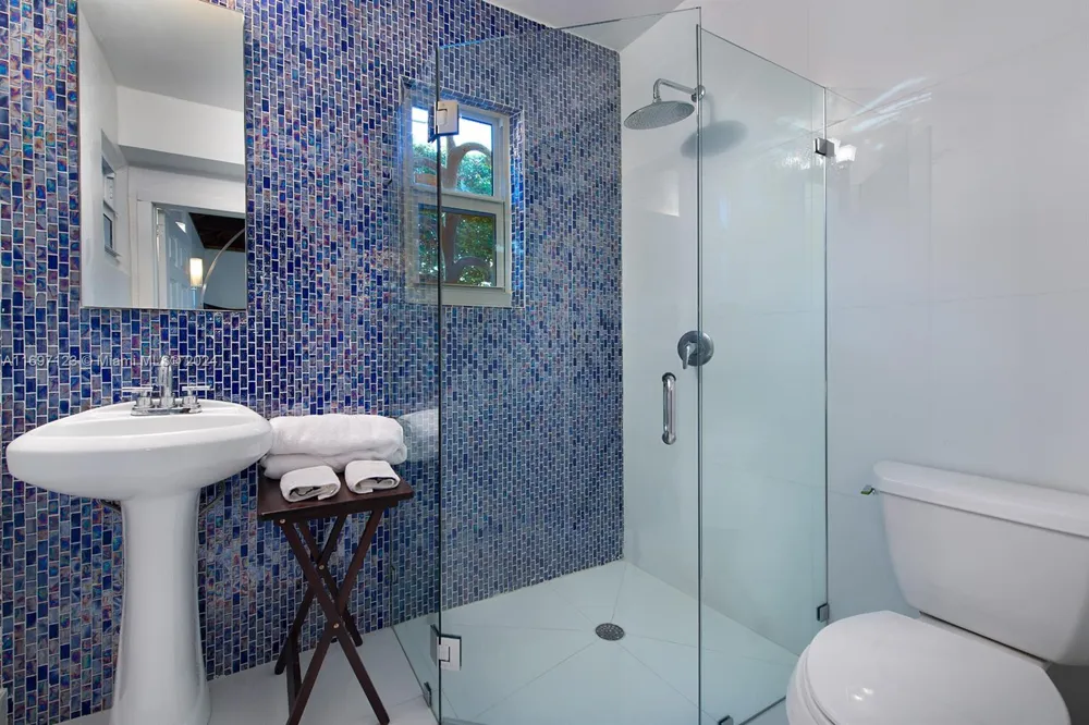 4745 Pine Tree Dr Miami Beach, FL 33140