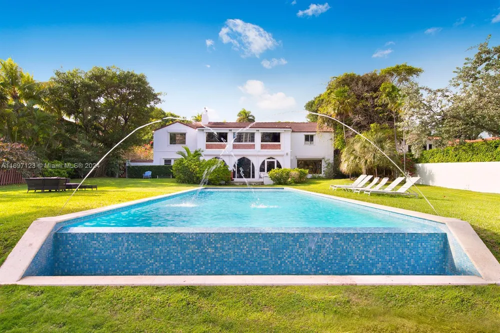 4745 Pine Tree Dr Miami Beach, FL 33140