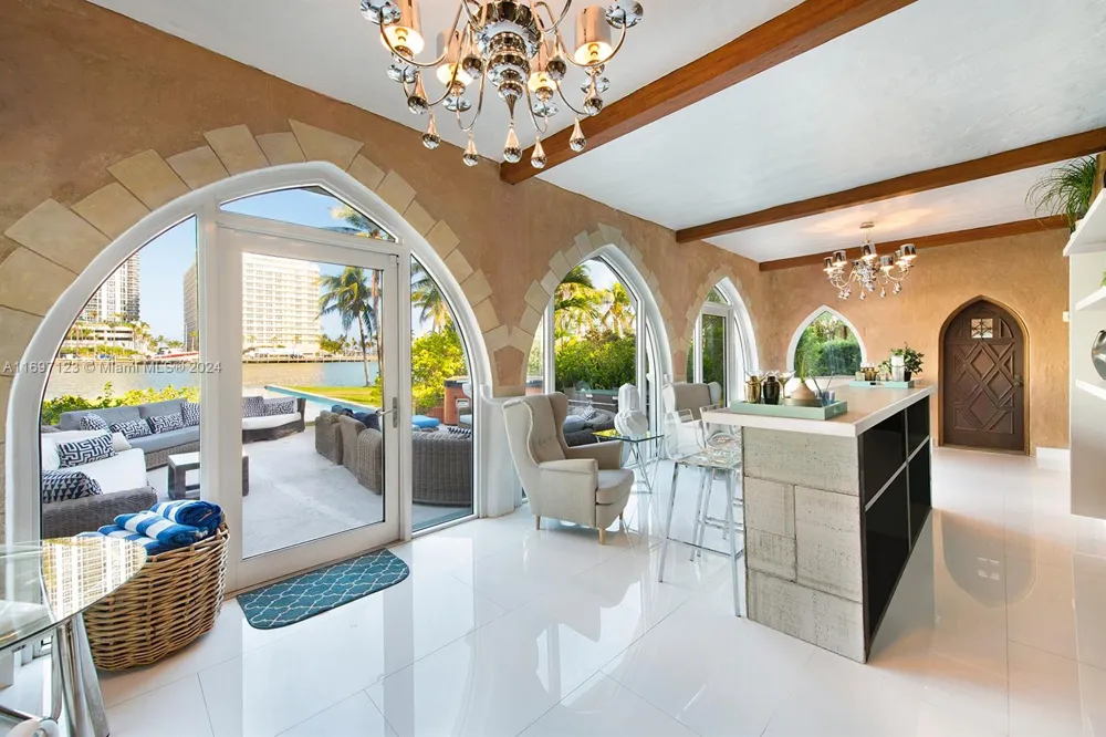 4745 Pine Tree Dr Miami Beach, FL 33140