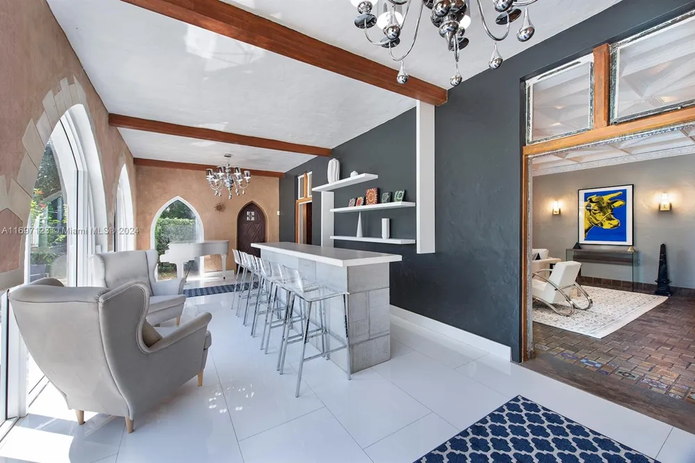 4745 Pine Tree Dr Miami Beach, FL 33140
