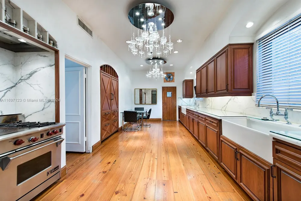 4745 Pine Tree Dr Miami Beach, FL 33140