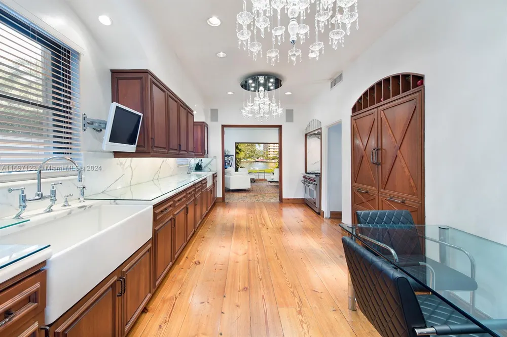 4745 Pine Tree Dr Miami Beach, FL 33140