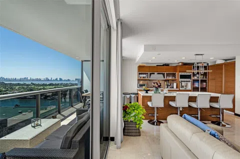 5875 Collins Ave #1704