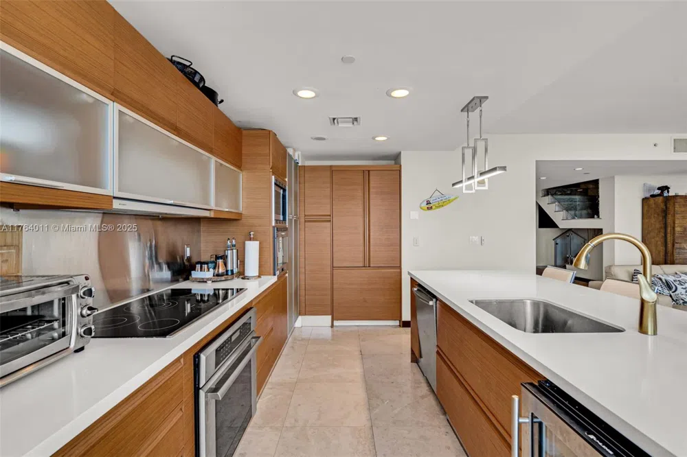 5875 Collins Ave #1704 Miami Beach, FL 33140