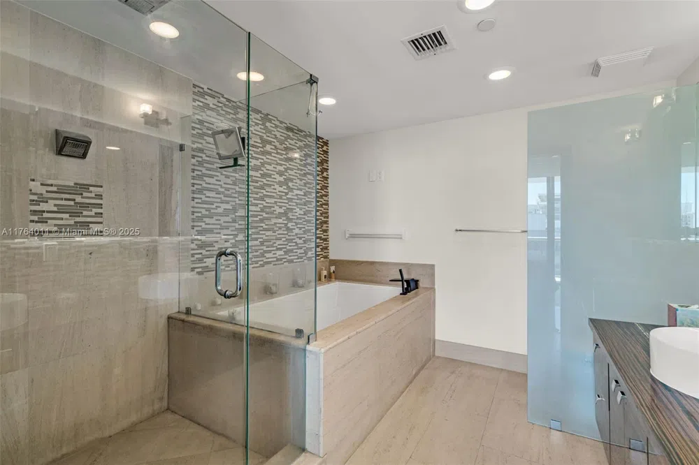 5875 Collins Ave #1704 Miami Beach, FL 33140