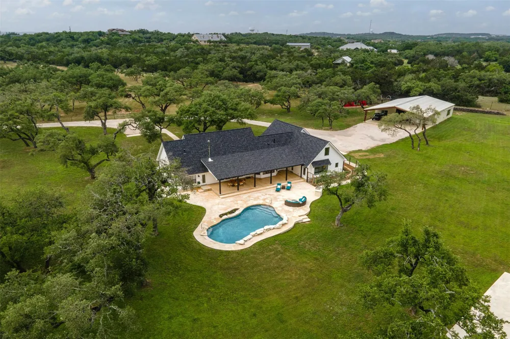 333 Stallion Lane Dripping Springs, TX 78620