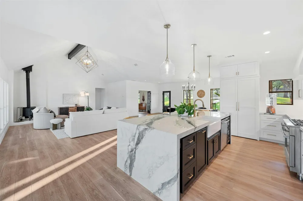 333 Stallion Lane Dripping Springs, TX 78620