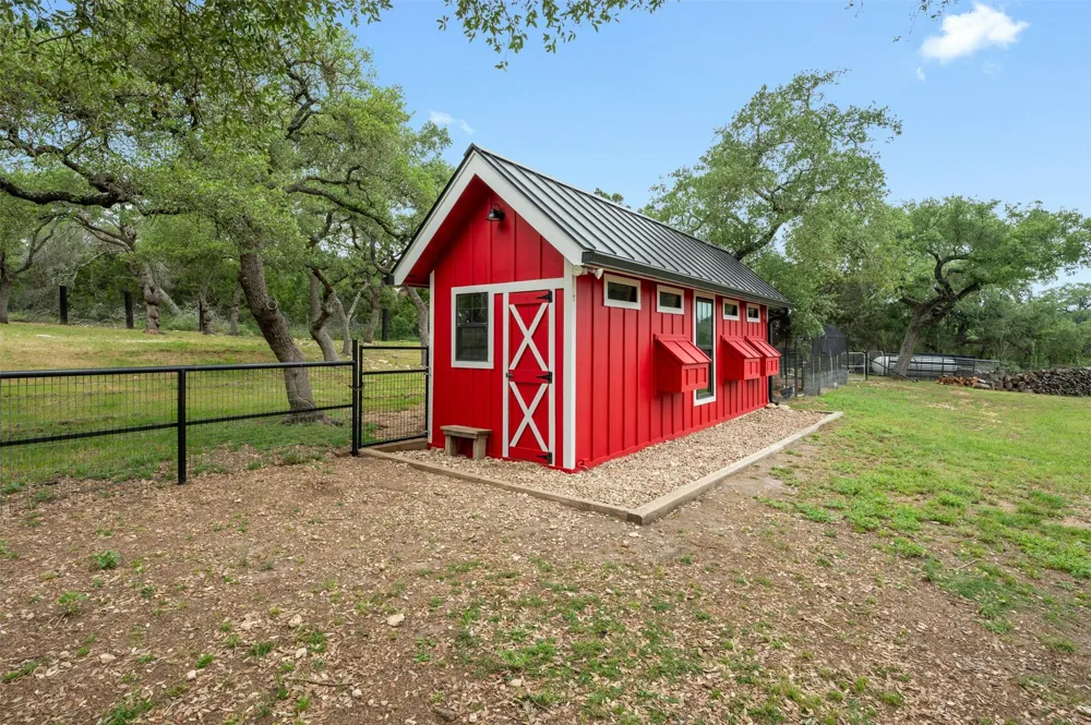 333 Stallion Lane Dripping Springs, TX 78620