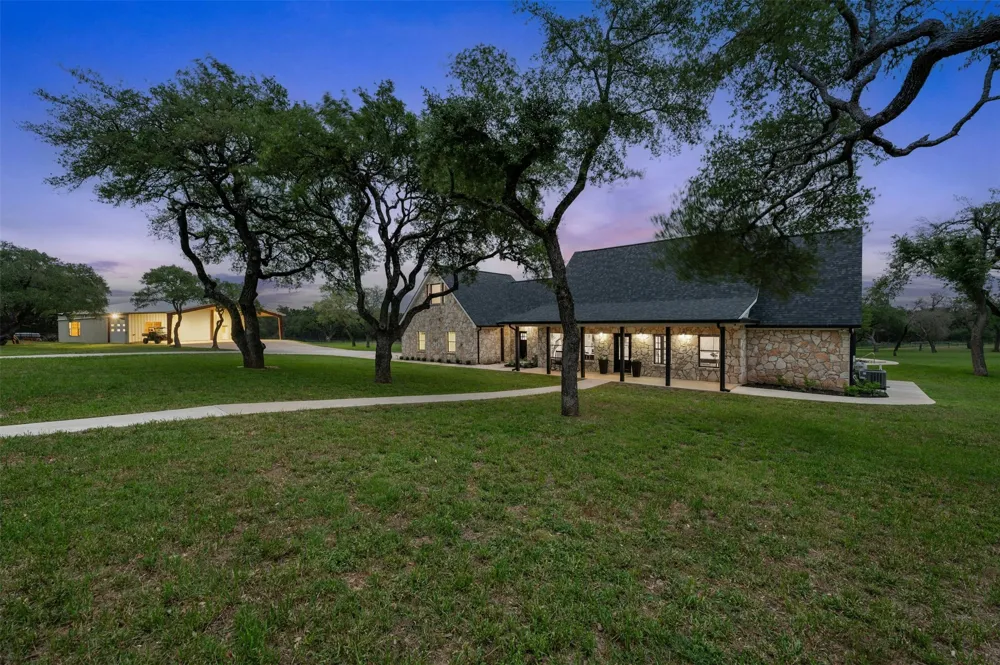 333 Stallion Lane Dripping Springs, TX 78620