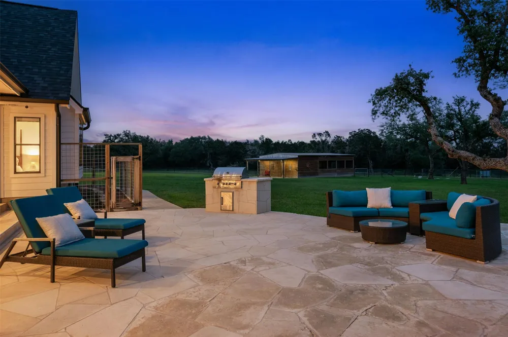 333 Stallion Lane Dripping Springs, TX 78620