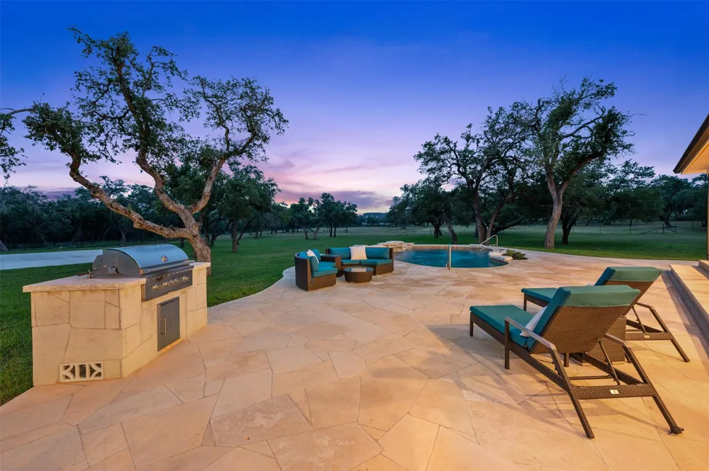 333 Stallion Lane Dripping Springs, TX 78620