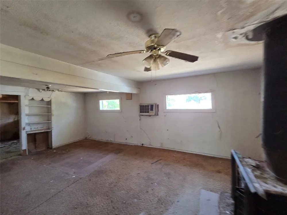 502 E Franklin Avenue Electra, TX 76360
