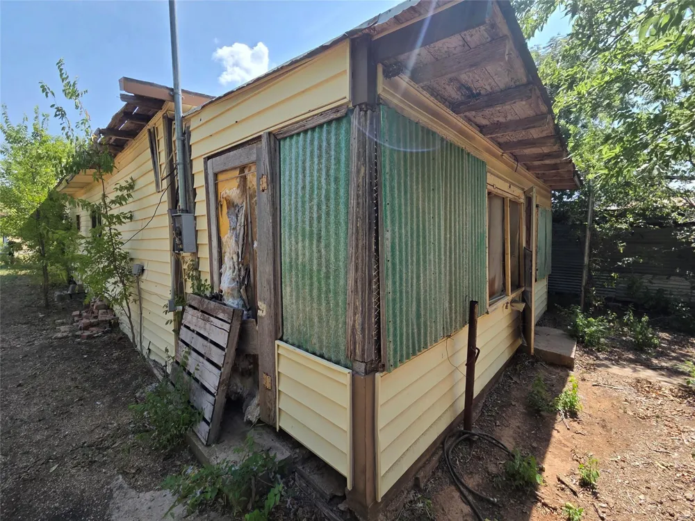 502 E Franklin Avenue Electra, TX 76360