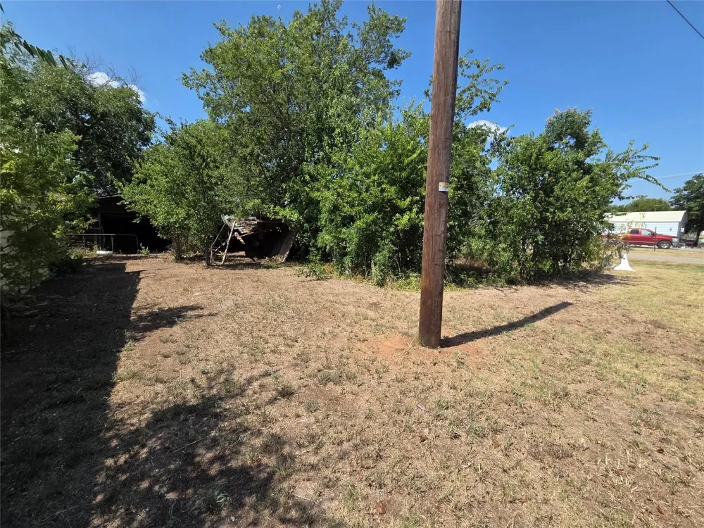 502 E Franklin Avenue Electra, TX 76360