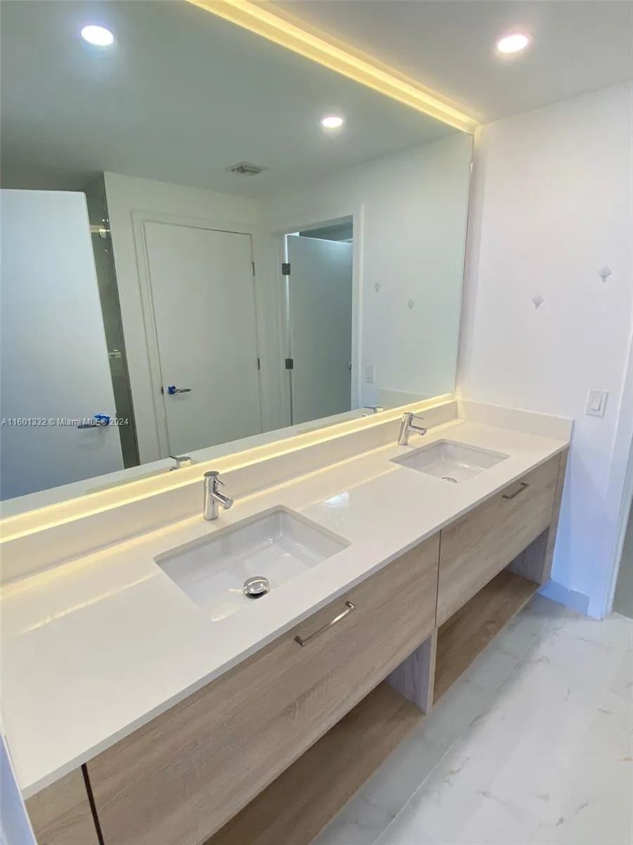 16385 Biscayne Blvd #2421 North Miami Beach, FL 33160